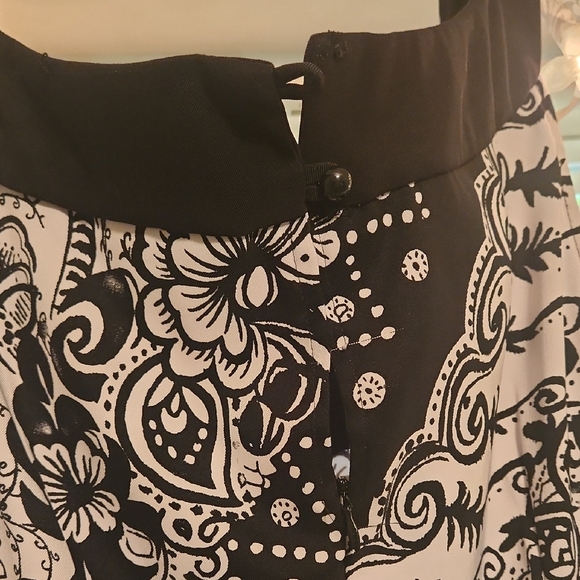 Elegant Black and Cream Floral Dress - Picture 4 of 4